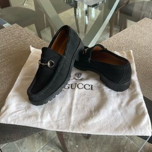 Gucci suede loafers with bag. 8 M